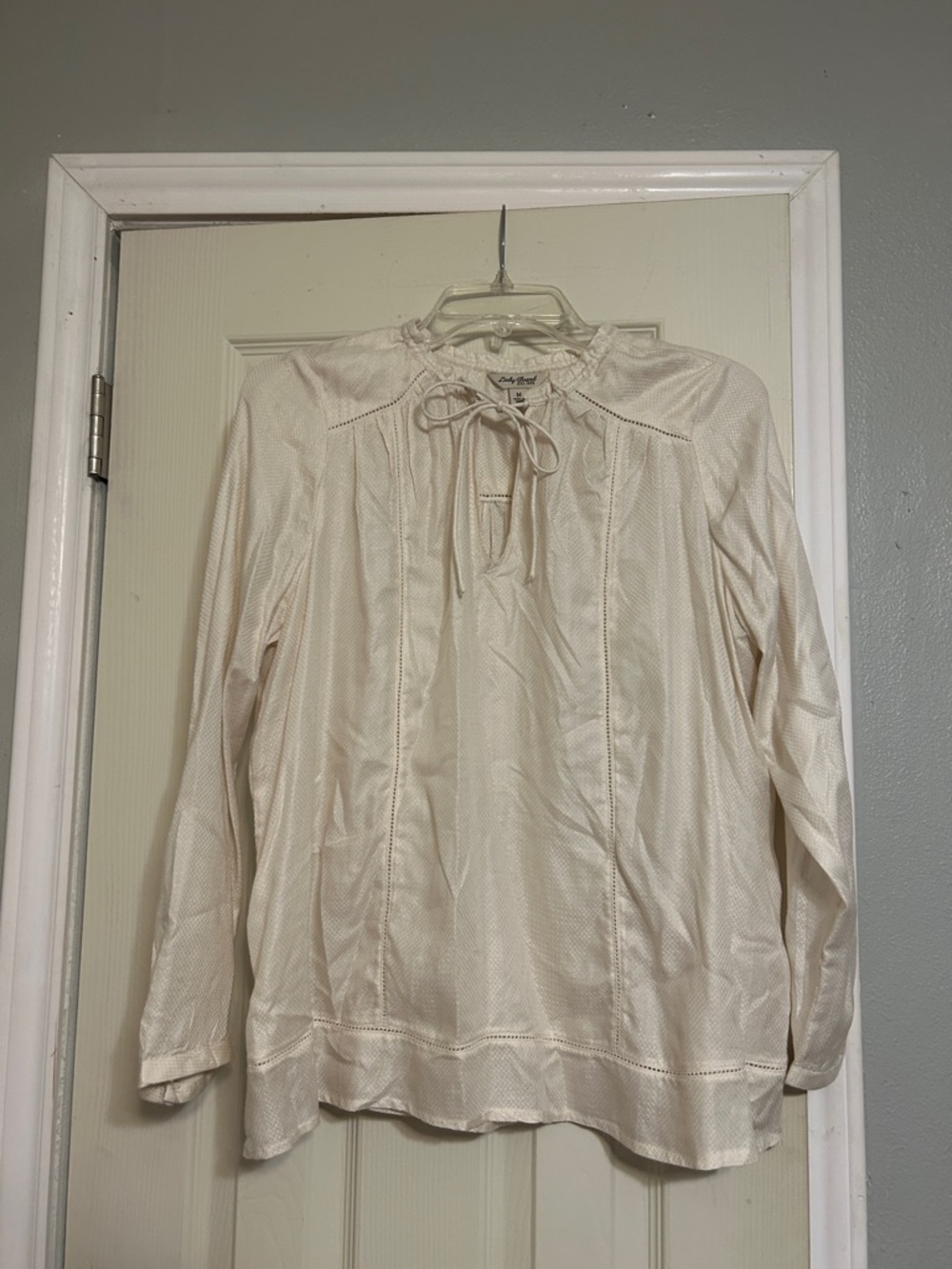 Moving🧘🏽‍♀️Sale Lucky Brand cream tie neck top